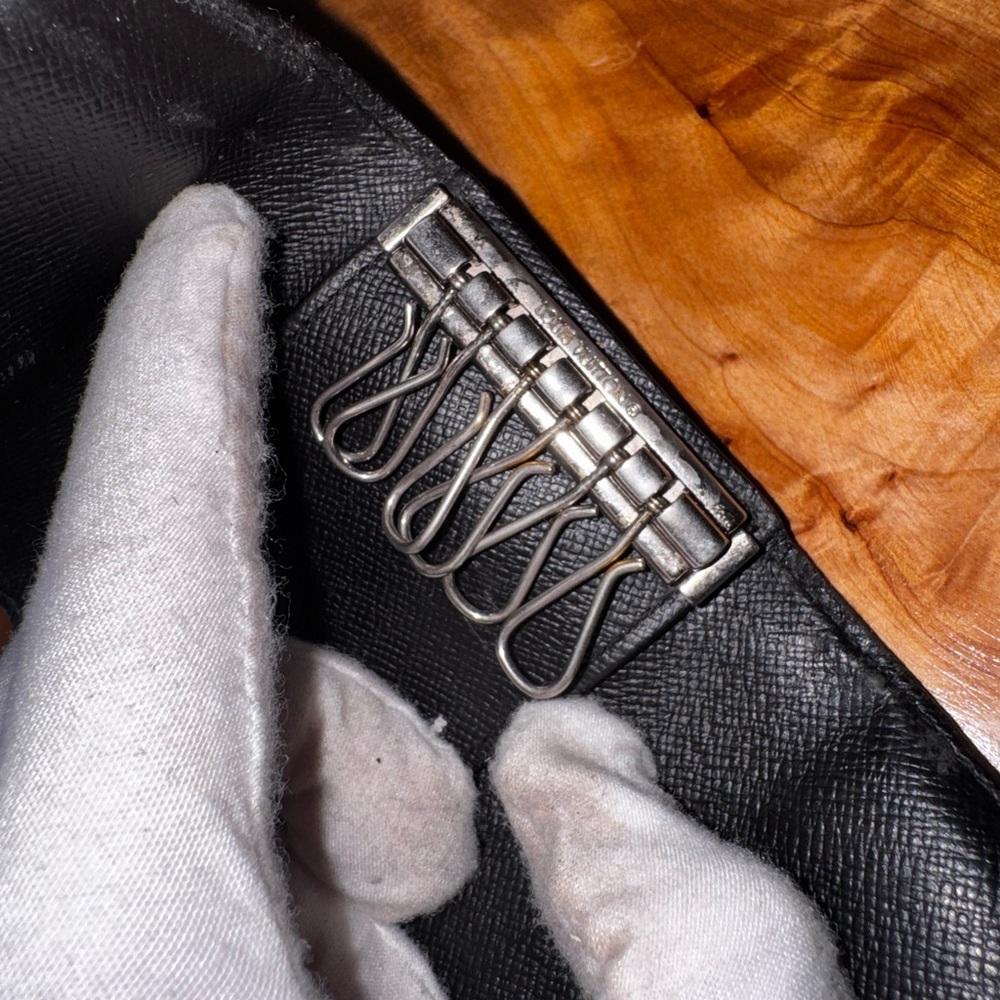 Louis Vuitton
Damier Graphite 6 Ring Key Holder - Picture 9 of 16